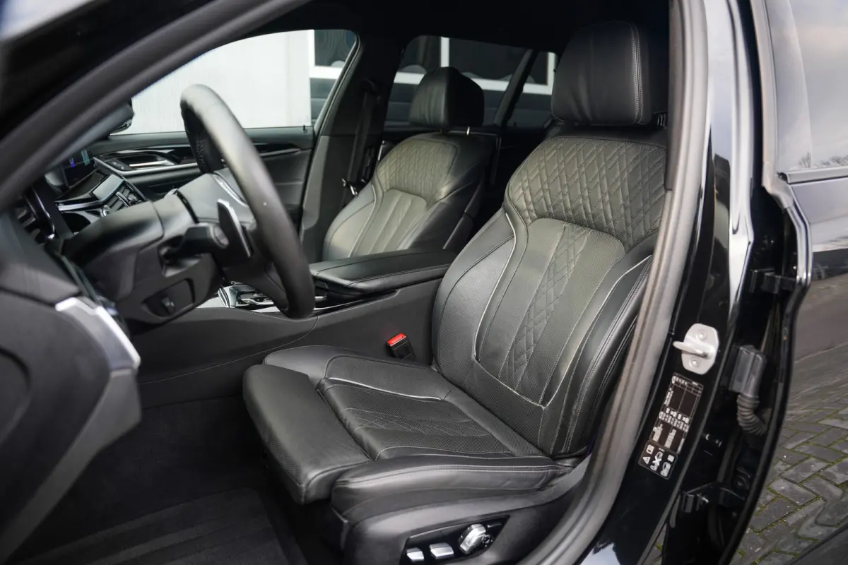 M550d 400pk xDrive High Executive M-Sportpakket /BTW-Auto/ Led-Koplamp/ Leder/ Sport-Stoelen/ Stoel.Verw/ Head-Up/ Keyless/ Harman&Kardon/ 360-Camera/ 20'' LMV
