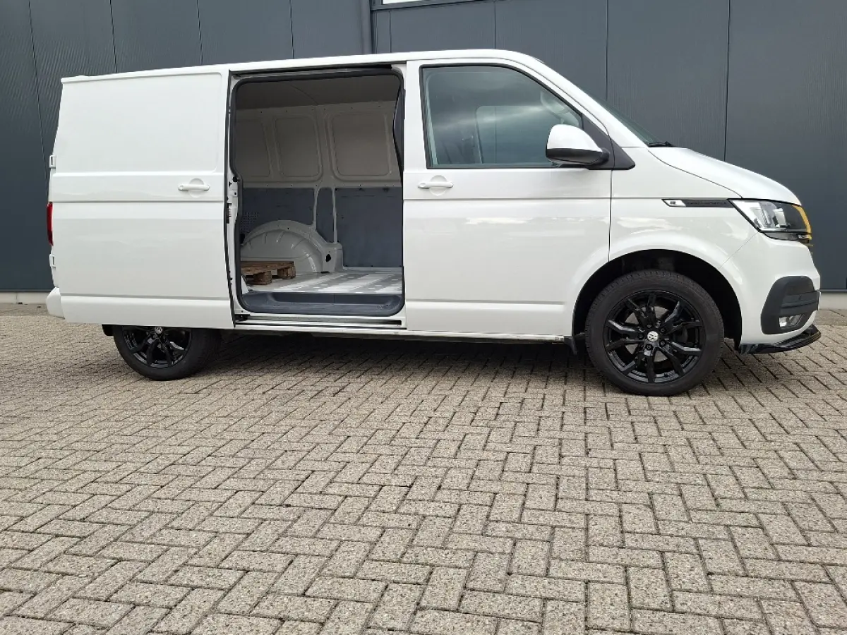 * Automaat L1H1 * Parkeercamera * Navigatiesysteem * Cruise Control * LM Velgen *