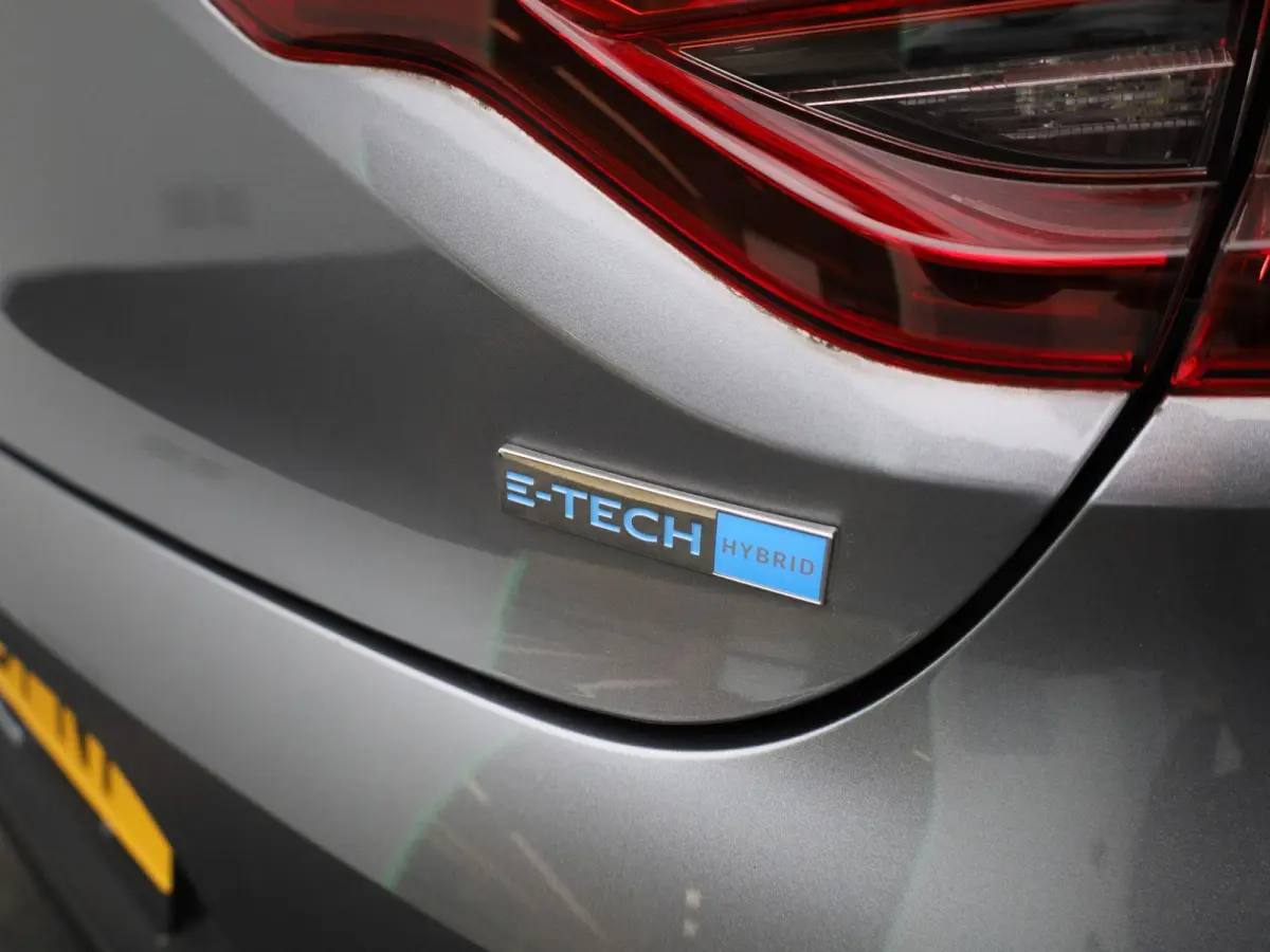 1.6 E-Tech Hybrid 145 Equilibre | Automaat | Navigatie | Cruise control | Airco | Bluetooth | DAB | LMV |