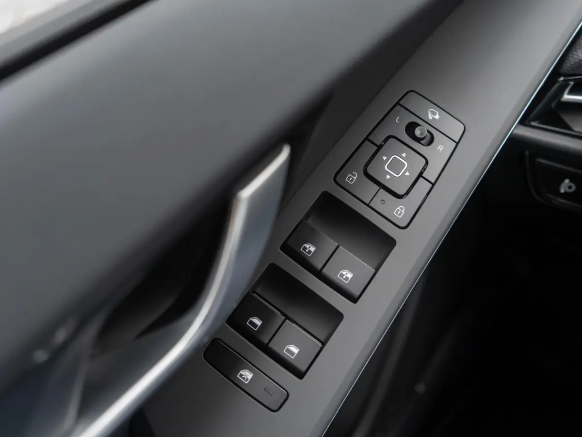 Light Advanced 64.8 kWh | Uit voorraad leverbaar | Navi. | Carplay | Adapt. Cruise | Clima. | Keyless | Camera