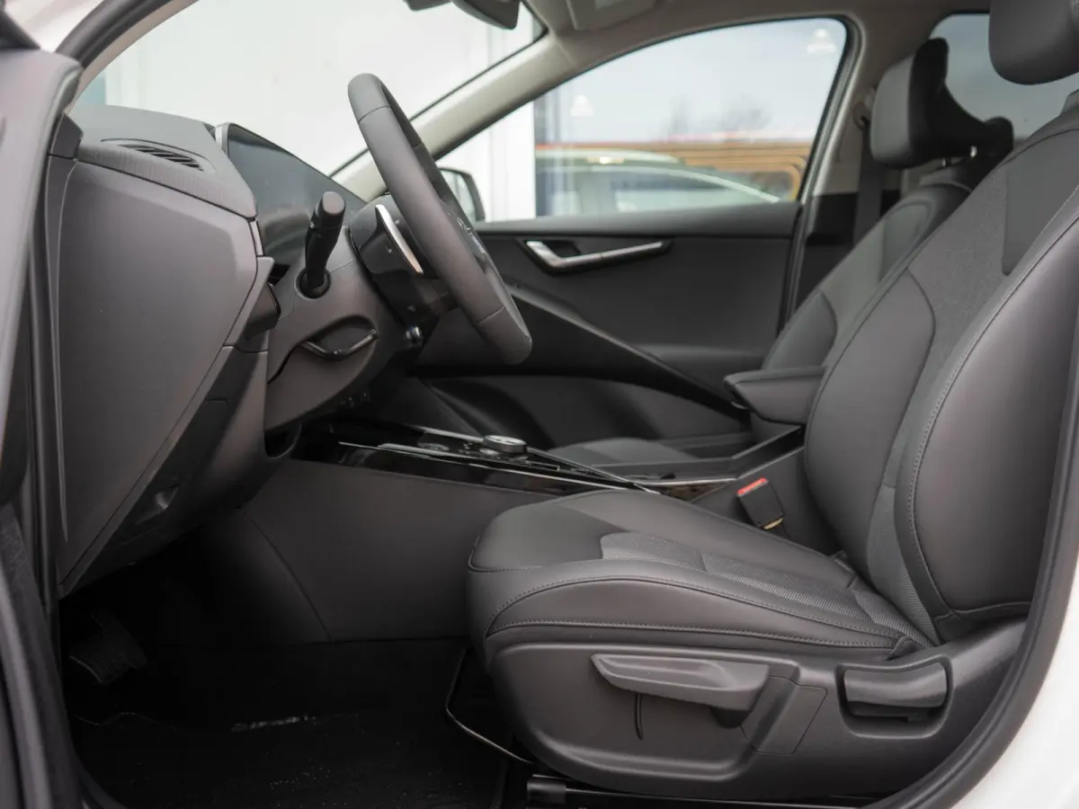 Light Advanced 64.8 kWh | Uit voorraad leverbaar | Navi. | Carplay | Adapt. Cruise | Clima. | Keyless | Camera