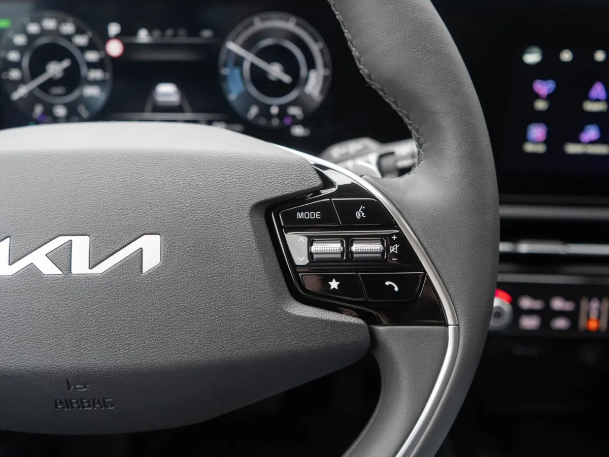 Light Advanced 64.8 kWh | Uit voorraad leverbaar | Navi. | Carplay | Adapt. Cruise | Clima. | Keyless | Camera