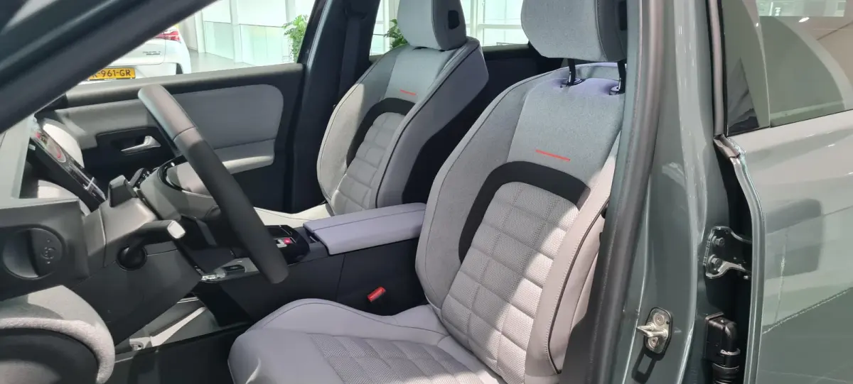 1.2 Hybrid Max Hoge instap | Automaat | Climate Control | Elek. Verstelbare Bestuurderstoel + Massage | Voorstoelen Verwarmd / Gekoeld | Stuurwiel Verwarmd | Apple Carplay / Android Auto