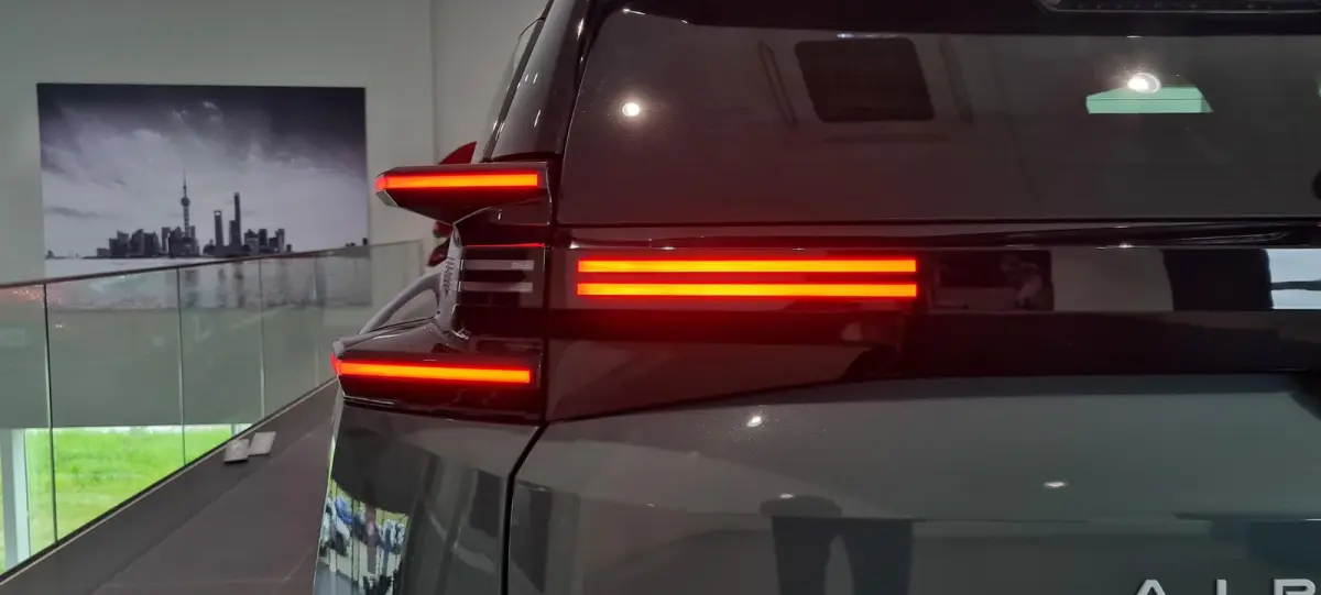 1.2 Hybrid Max Hoge instap | Automaat | Climate Control | Elek. Verstelbare Bestuurderstoel + Massage | Voorstoelen Verwarmd / Gekoeld | Stuurwiel Verwarmd | Apple Carplay / Android Auto