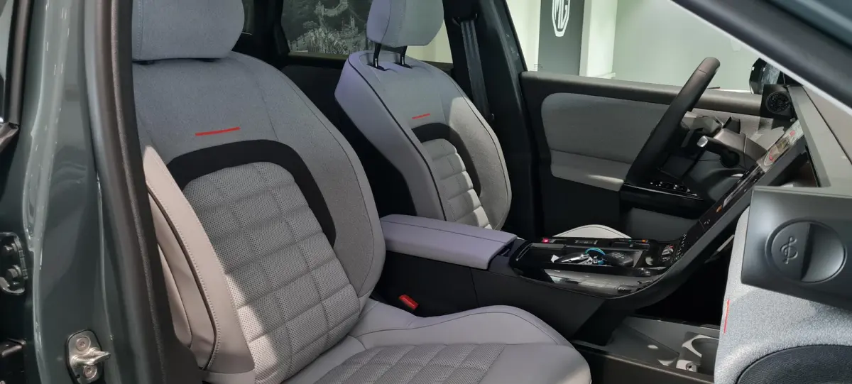 1.2 Hybrid Max Hoge instap | Automaat | Climate Control | Elek. Verstelbare Bestuurderstoel + Massage | Voorstoelen Verwarmd / Gekoeld | Stuurwiel Verwarmd | Apple Carplay / Android Auto
