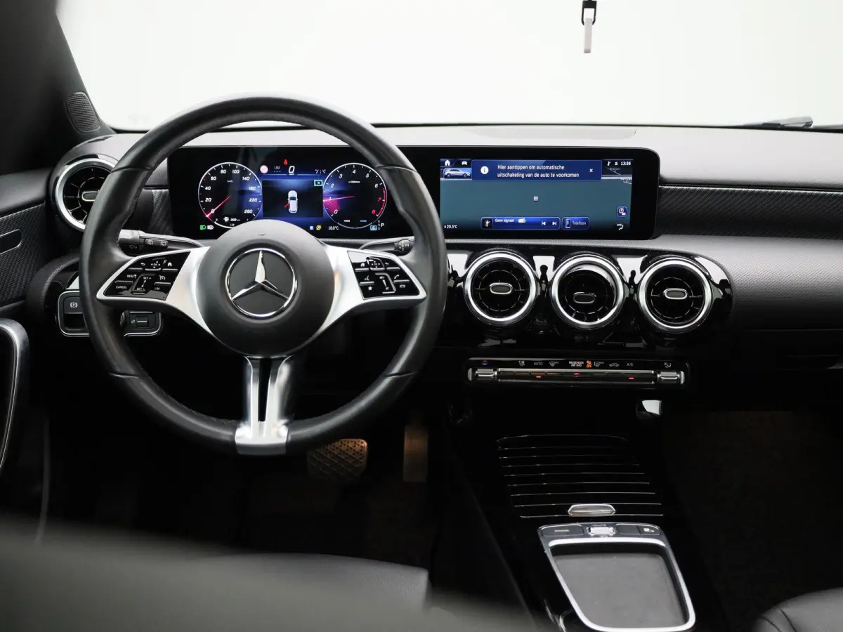 180 Business Line | Automaat | Panoramadak | Apple CarPlay / Android Auto | Leder | DAB | Navigatie | Bluetooth | Camera | Stoel verwarming | Cruise Control | Lichtmetalen Velgen |
