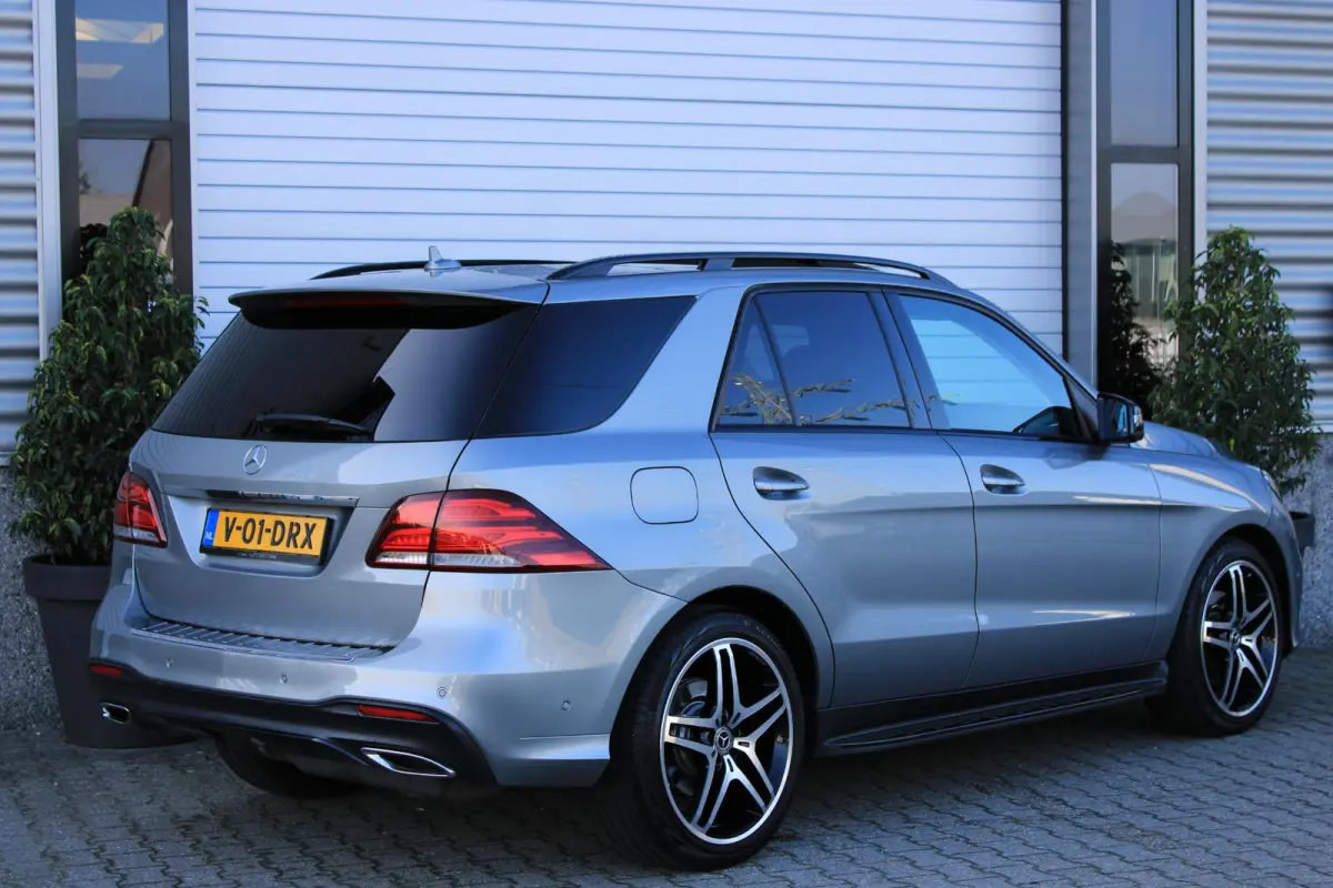 350d 4M AMG Grijs Kenteken Pano | Trekhaak | Luchtvering | HarmanKardon | Standkachel | Leder Sportstoelen | 360 Camera | LED ILS | Carplay | Nightpakket | Dealer Onderhouden | Topstaat ML 3