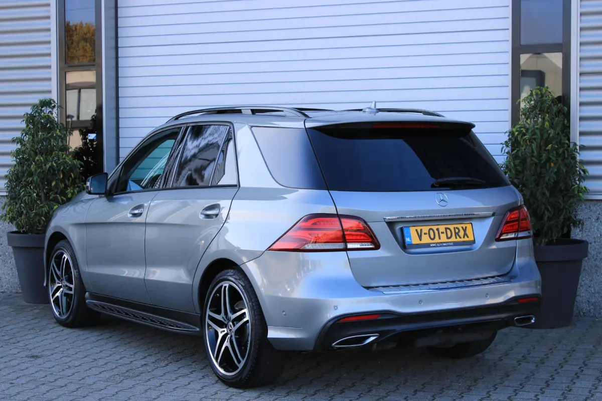 350d 4M AMG Grijs Kenteken Pano | Trekhaak | Luchtvering | HarmanKardon | Standkachel | Leder Sportstoelen | 360 Camera | LED ILS | Carplay | Nightpakket | Dealer Onderhouden | Topstaat ML 3