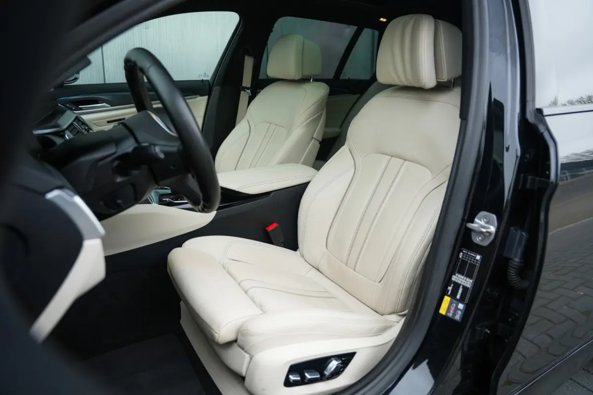 530e 293 pk Business Edition Plus M-Sportpakket / NL-Auto/ Laser-Koplamp/ Pano-Dak/ 89%SOH/ Leder/ Sport-Stoelen/ Stoel.Verw/ Camera/ Apple-Carplay/ 19''LMV