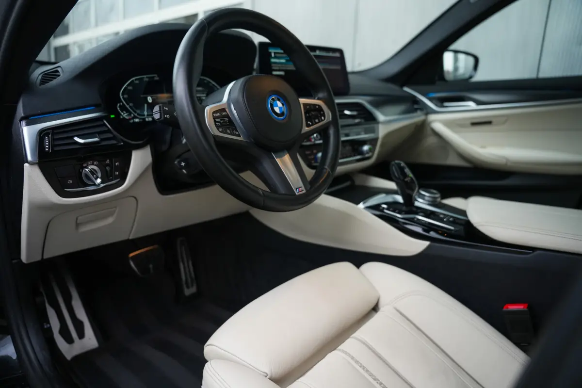 530e 293 pk Business Edition Plus M-Sportpakket / NL-Auto/ Laser-Koplamp/ Pano-Dak/ 89%SOH/ Leder/ Sport-Stoelen/ Stoel.Verw/ Camera/ Apple-Carplay/ 19''LMV