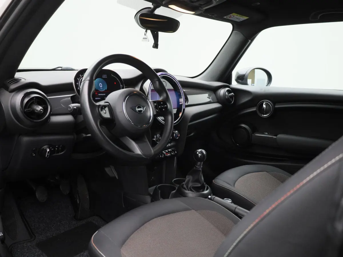 1.5 Cooper Essential | Navigatie | Black pakket | Parkeer sensoren | Airco | Virtual cockpit | Union Jack achterlichten | Bluetooth