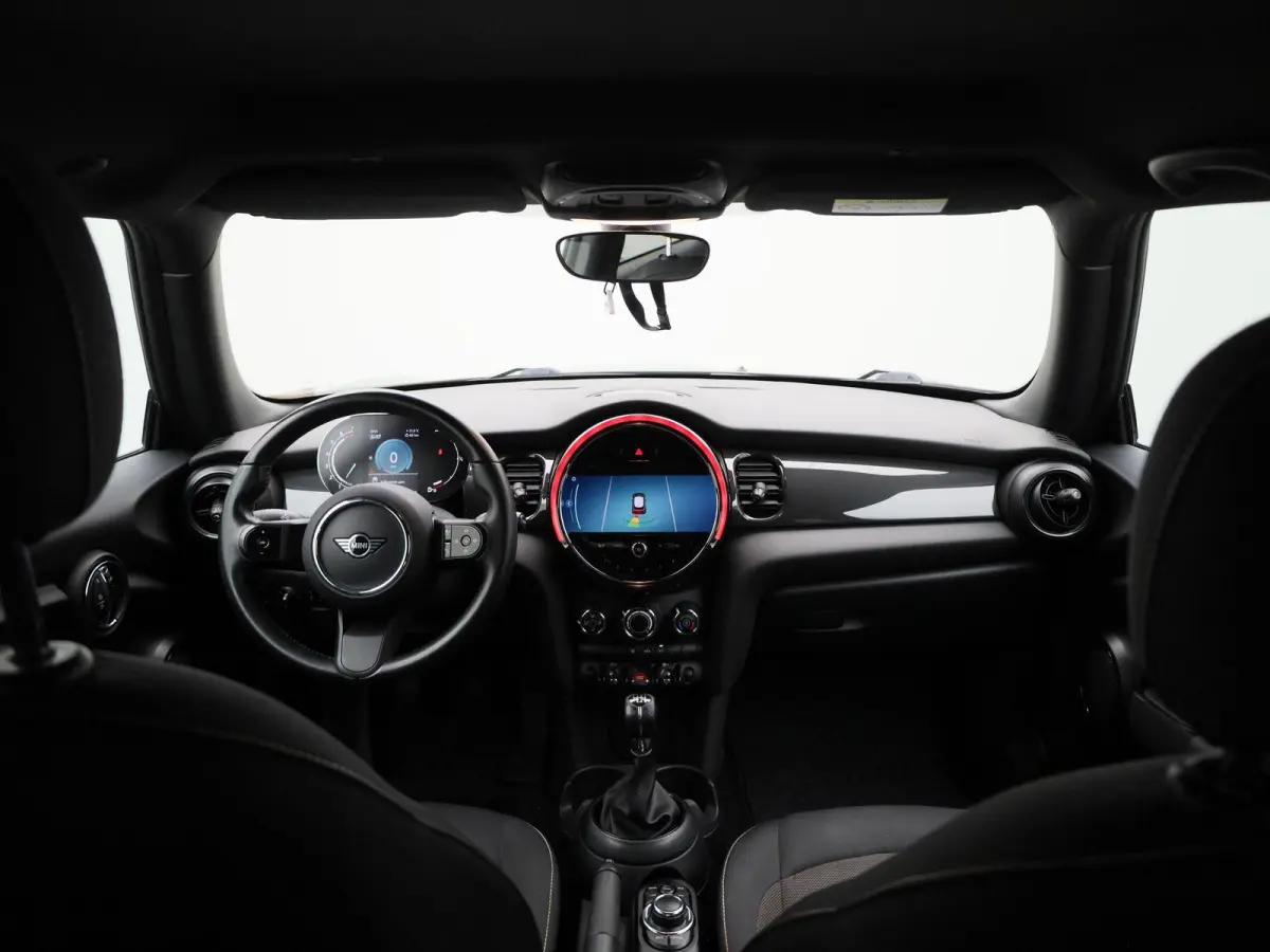 1.5 Cooper Essential | Navigatie | Black pakket | Parkeer sensoren | Airco | Virtual cockpit | Union Jack achterlichten | Bluetooth