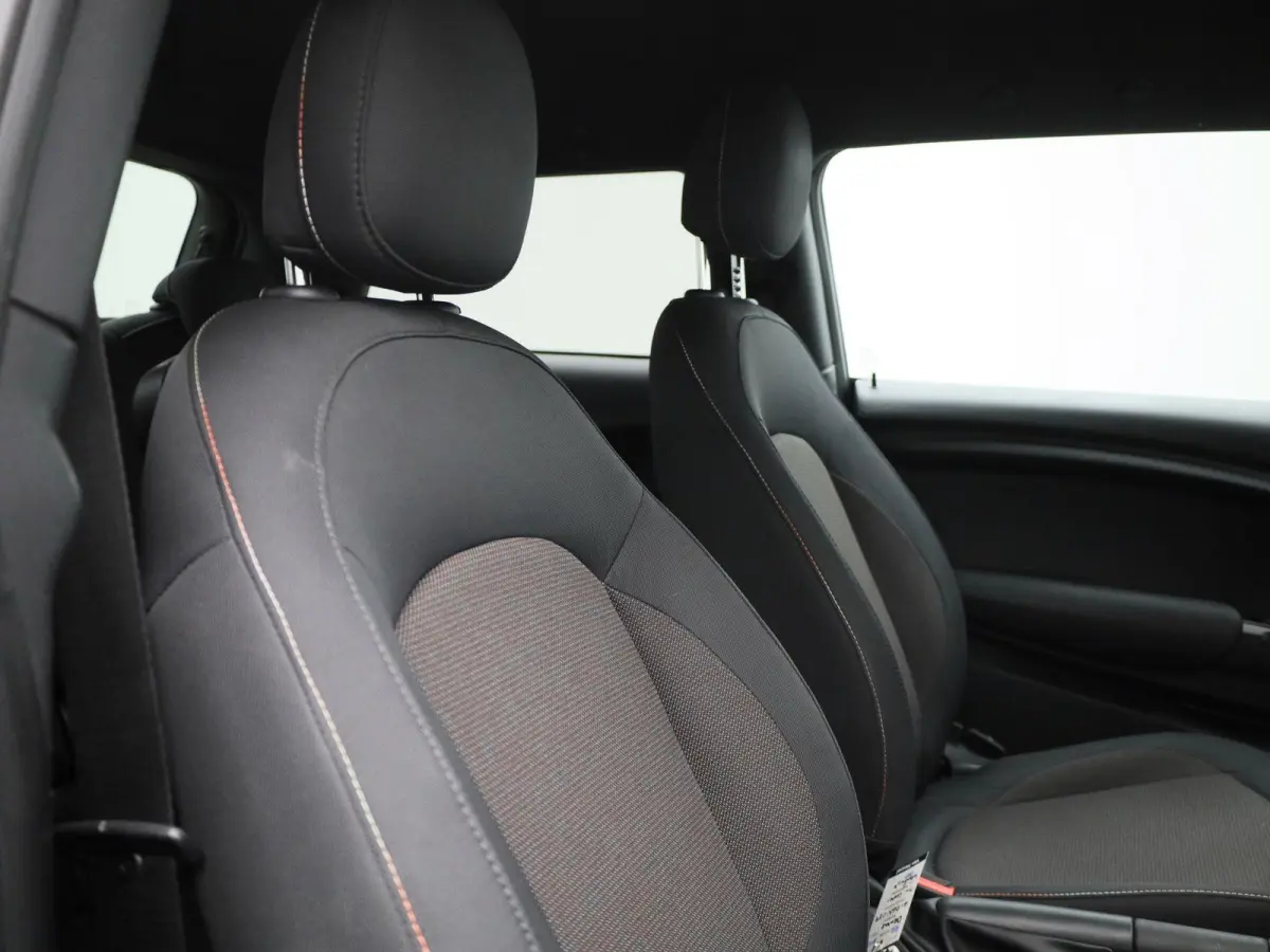1.5 Cooper Essential | Navigatie | Black pakket | Parkeer sensoren | Airco | Virtual cockpit | Union Jack achterlichten | Bluetooth