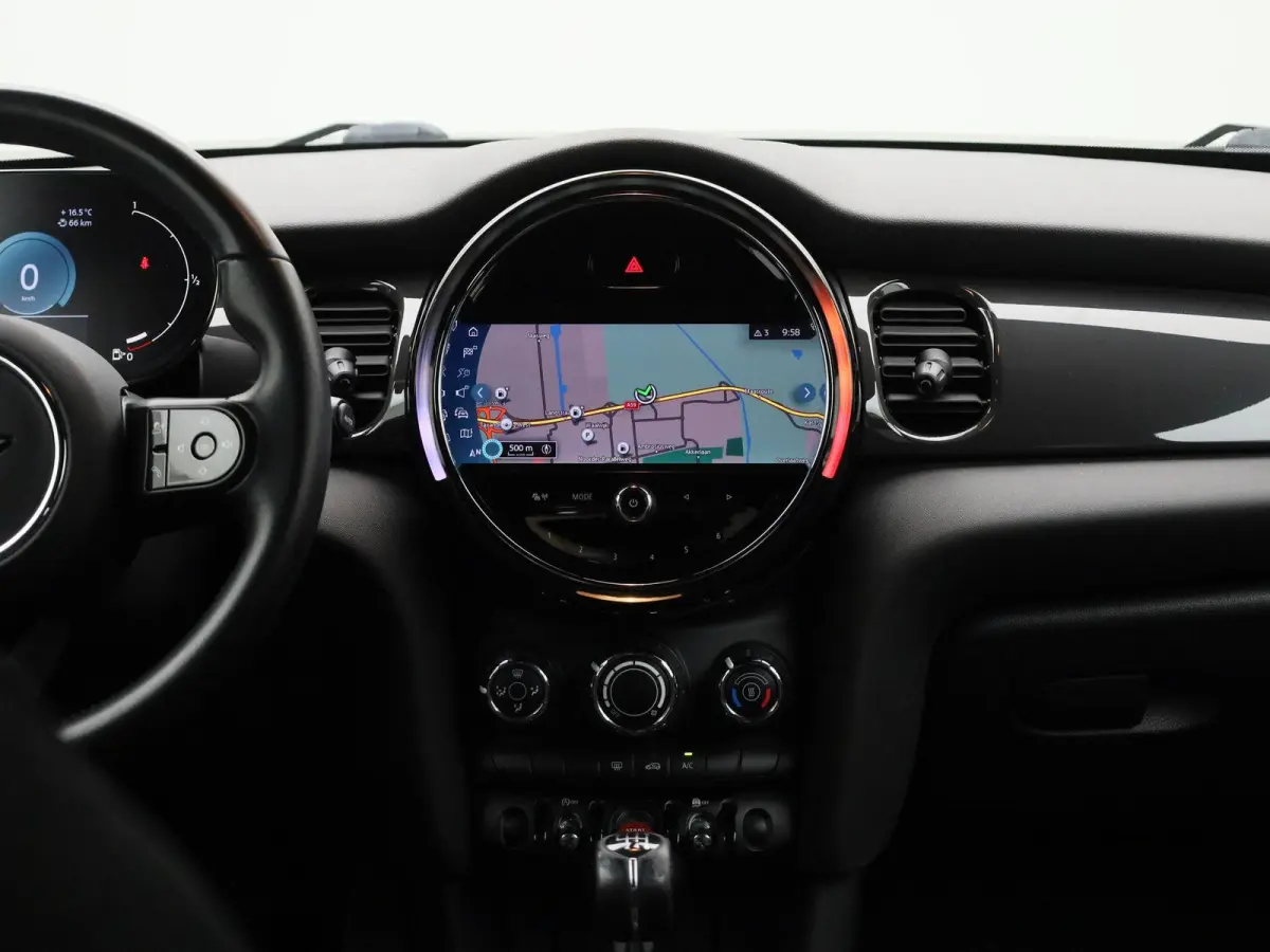 1.5 Cooper Essential | Navigatie | Black pakket | Parkeer sensoren | Airco | Virtual cockpit | Union Jack achterlichten | Bluetooth