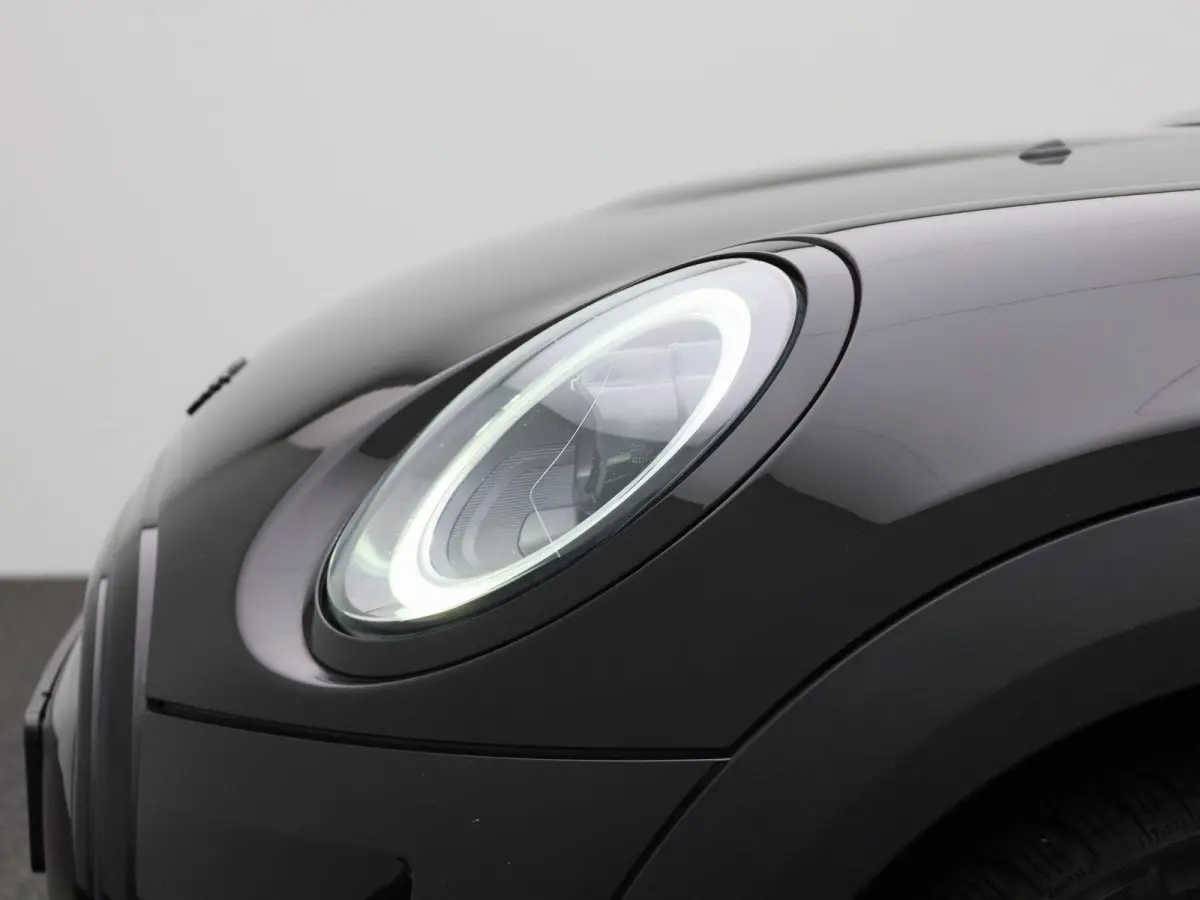 1.5 Cooper Essential | Navigatie | Black pakket | Parkeer sensoren | Airco | Virtual cockpit | Union Jack achterlichten | Bluetooth