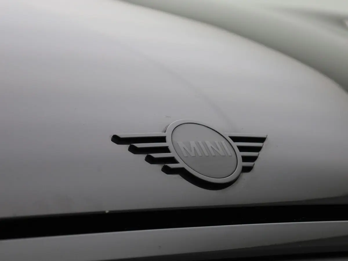 1.5 Cooper Essential | Navigatie | Black pakket | Parkeer sensoren | Airco | Virtual cockpit | Union Jack achterlichten | Bluetooth