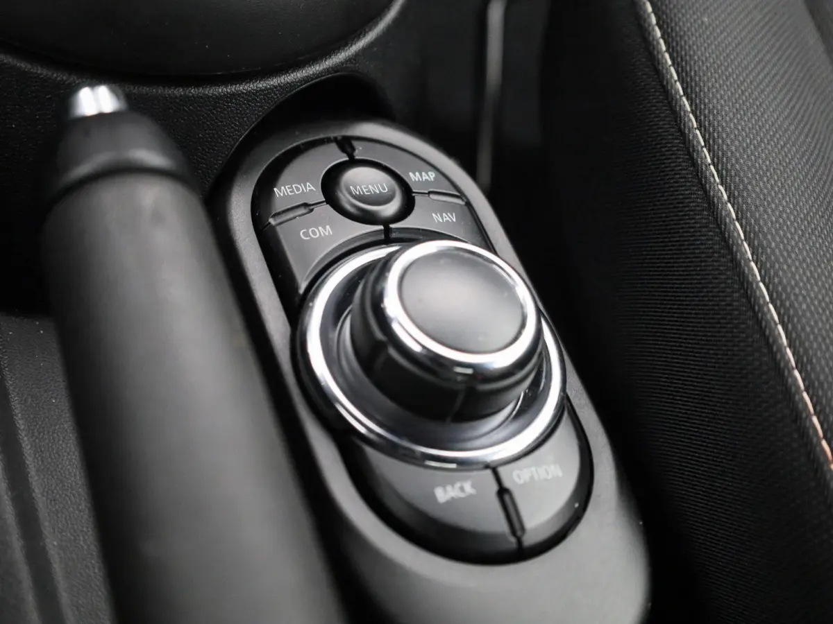 1.5 Cooper Essential | Navigatie | Black pakket | Parkeer sensoren | Airco | Virtual cockpit | Union Jack achterlichten | Bluetooth