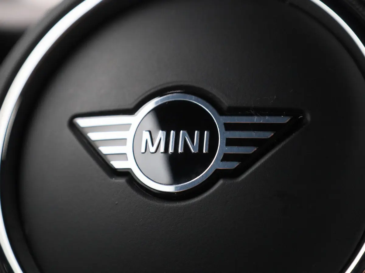 1.5 Cooper Essential | Navigatie | Black pakket | Parkeer sensoren | Airco | Virtual cockpit | Union Jack achterlichten | Bluetooth