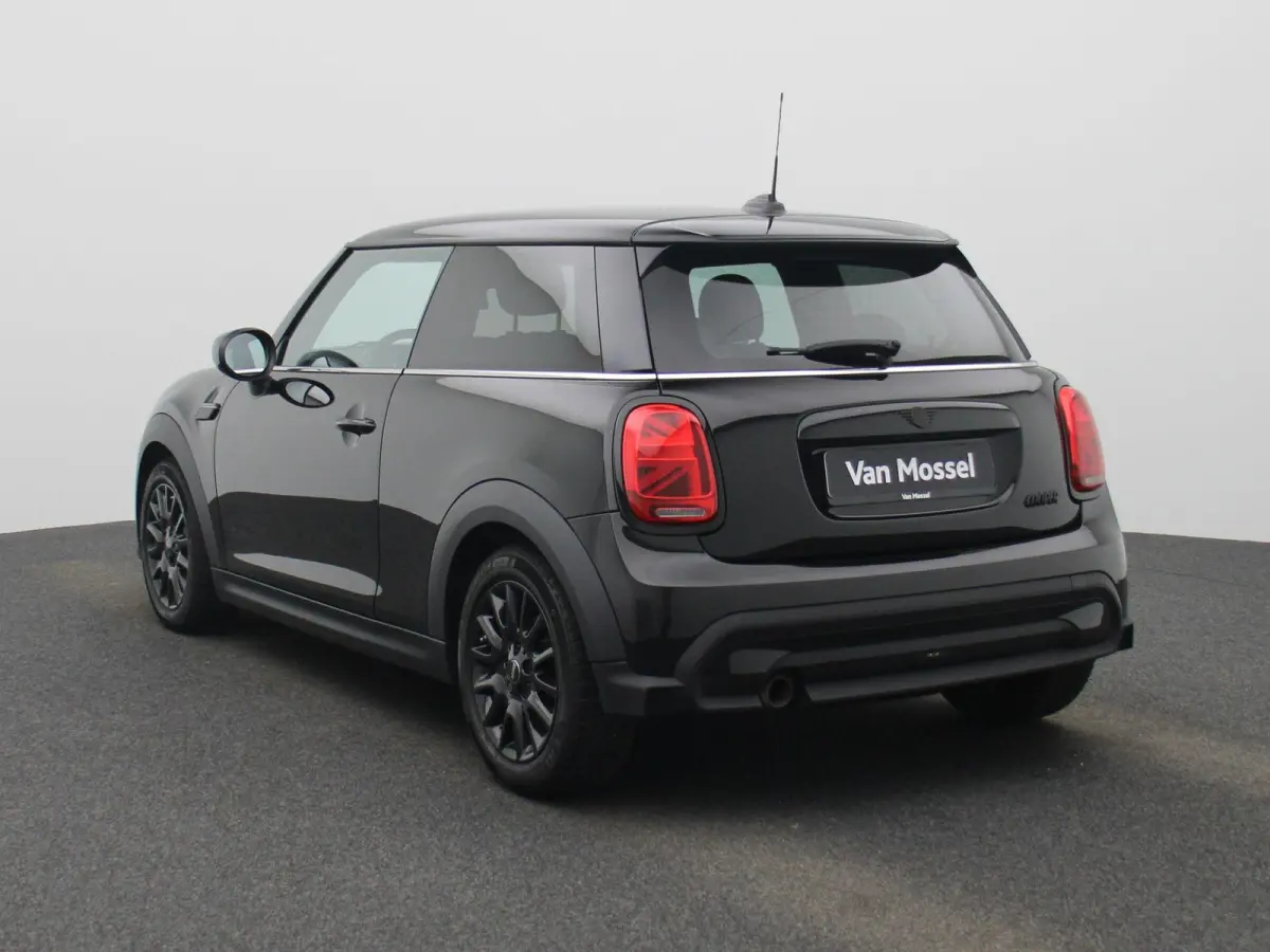 1.5 Cooper Essential | Navigatie | Black pakket | Parkeer sensoren | Airco | Virtual cockpit | Union Jack achterlichten | Bluetooth