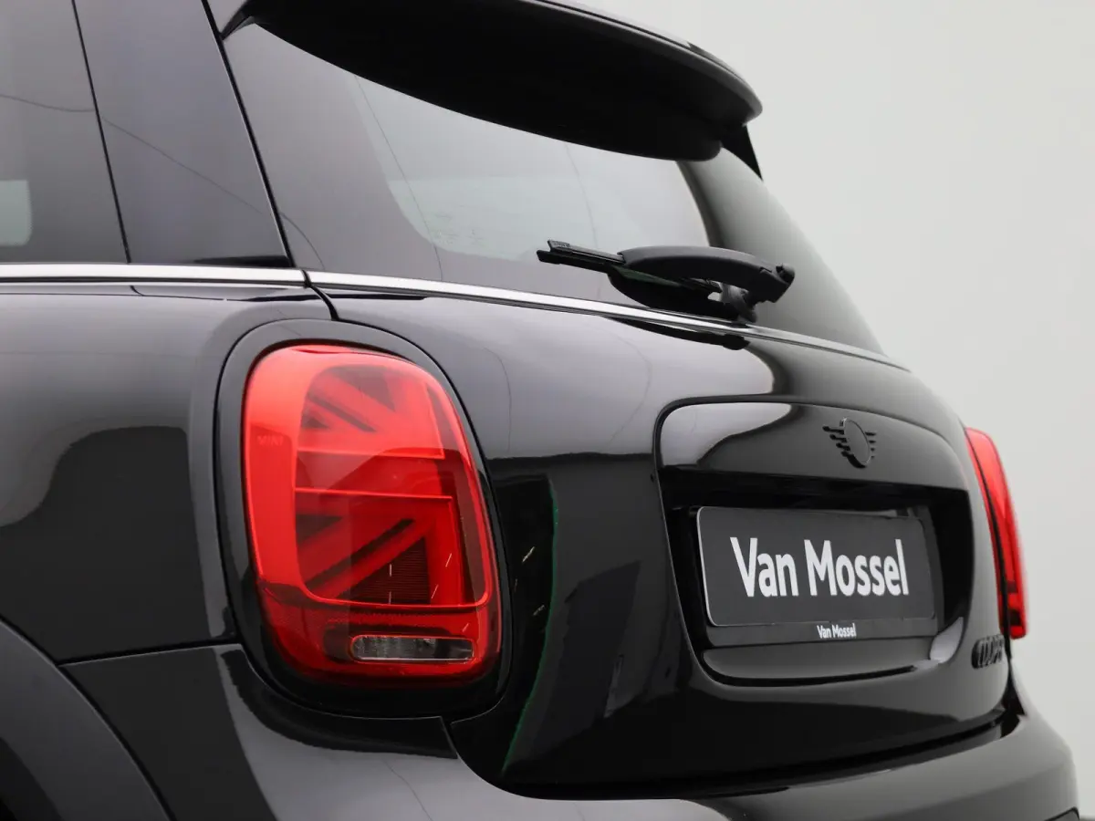 1.5 Cooper Essential | Navigatie | Black pakket | Parkeer sensoren | Airco | Virtual cockpit | Union Jack achterlichten | Bluetooth