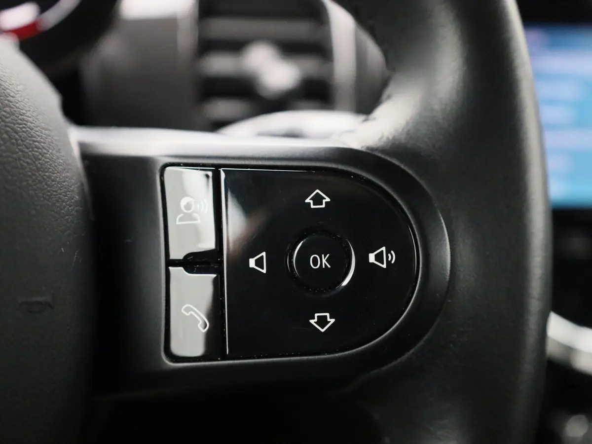 1.5 Cooper Essential | Navigatie | Black pakket | Parkeer sensoren | Airco | Virtual cockpit | Union Jack achterlichten | Bluetooth