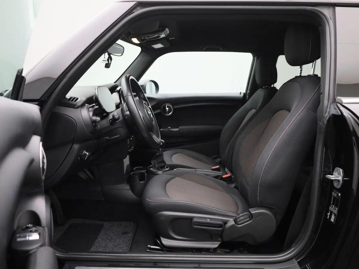 1.5 Cooper Essential | Navigatie | Black pakket | Parkeer sensoren | Airco | Virtual cockpit | Union Jack achterlichten | Bluetooth