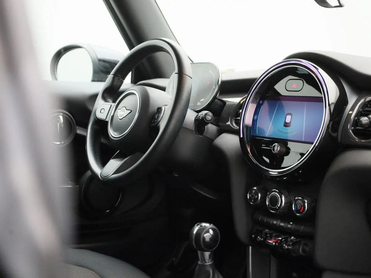 1.5 Cooper Essential | Navigatie | Black pakket | Parkeer sensoren | Airco | Virtual cockpit | Union Jack achterlichten | Bluetooth