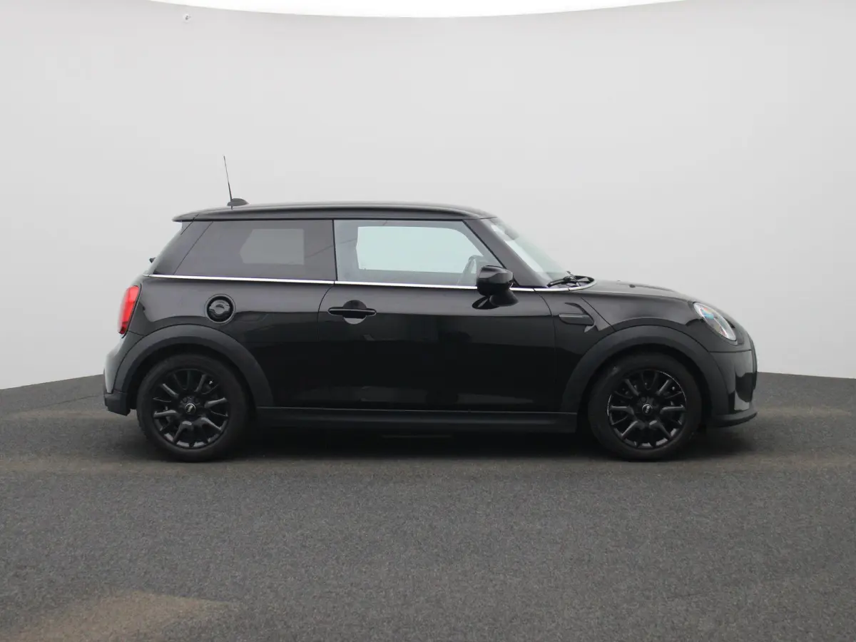 1.5 Cooper Essential | Navigatie | Black pakket | Parkeer sensoren | Airco | Virtual cockpit | Union Jack achterlichten | Bluetooth