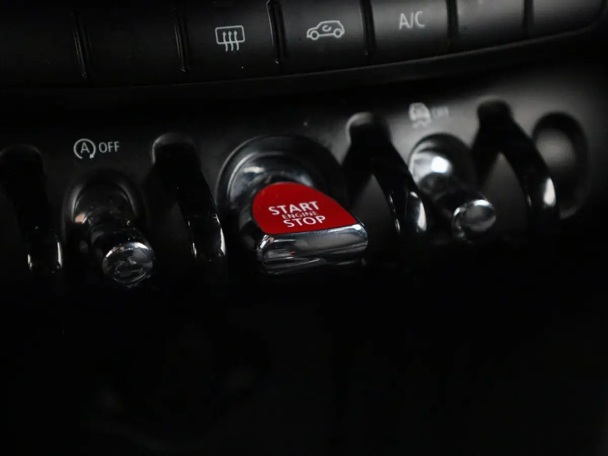 1.5 Cooper Essential | Navigatie | Black pakket | Parkeer sensoren | Airco | Virtual cockpit | Union Jack achterlichten | Bluetooth