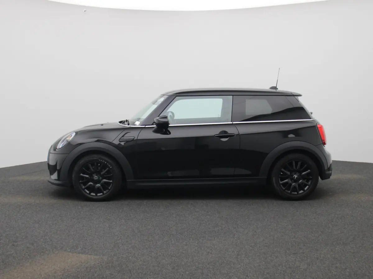 1.5 Cooper Essential | Navigatie | Black pakket | Parkeer sensoren | Airco | Virtual cockpit | Union Jack achterlichten | Bluetooth