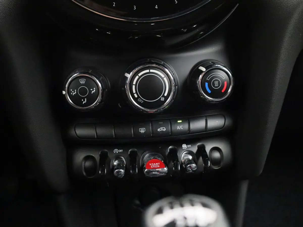 1.5 Cooper Essential | Navigatie | Black pakket | Parkeer sensoren | Airco | Virtual cockpit | Union Jack achterlichten | Bluetooth
