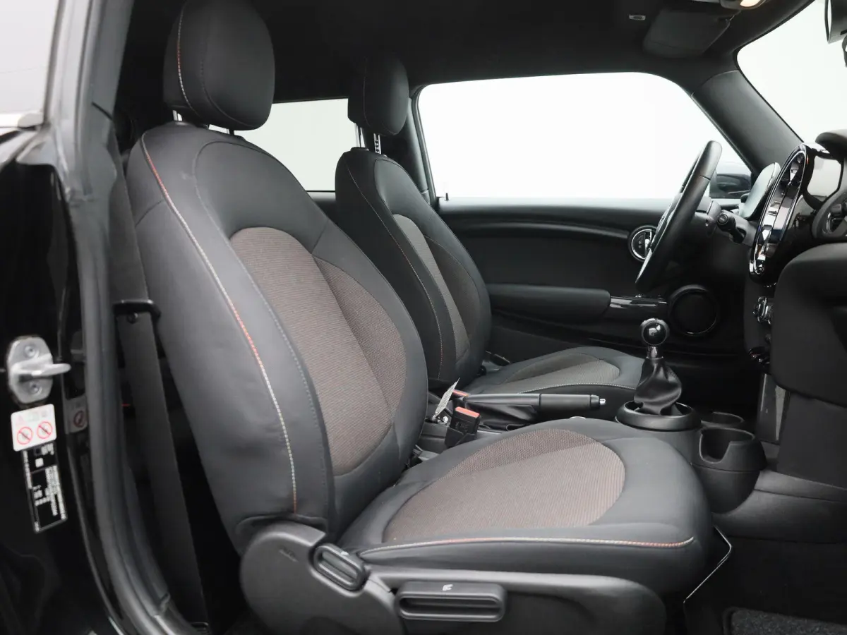1.5 Cooper Essential | Navigatie | Black pakket | Parkeer sensoren | Airco | Virtual cockpit | Union Jack achterlichten | Bluetooth
