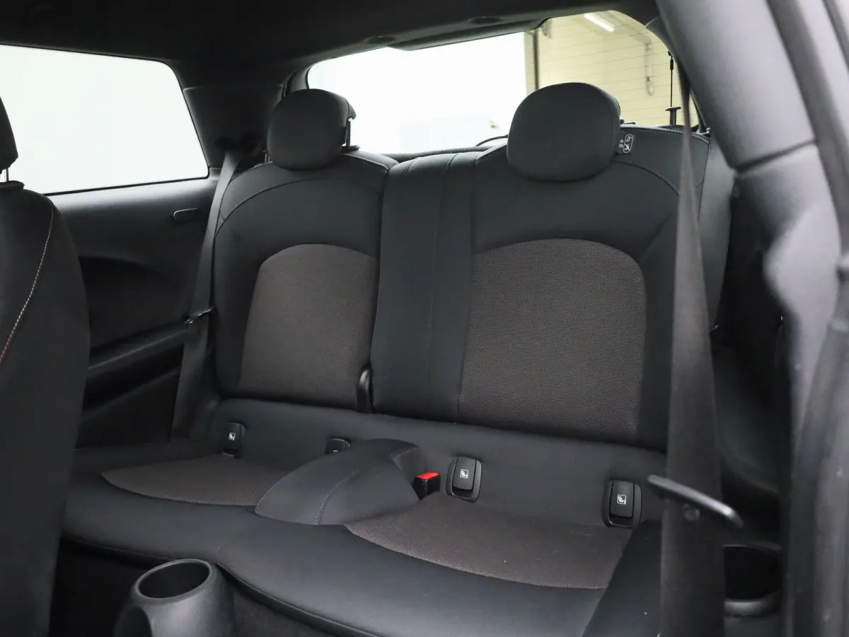 1.5 Cooper Essential | Navigatie | Black pakket | Parkeer sensoren | Airco | Virtual cockpit | Union Jack achterlichten | Bluetooth