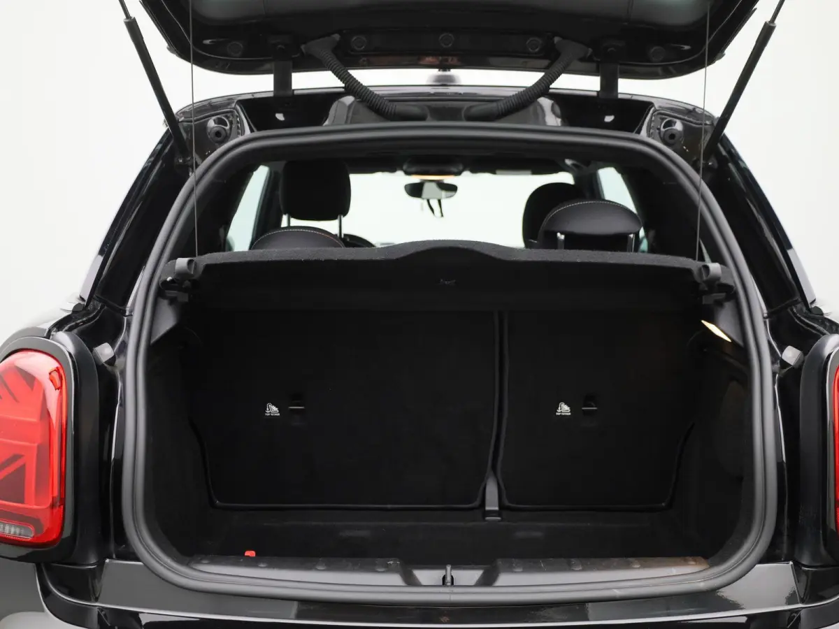 1.5 Cooper Essential | Navigatie | Black pakket | Parkeer sensoren | Airco | Virtual cockpit | Union Jack achterlichten | Bluetooth
