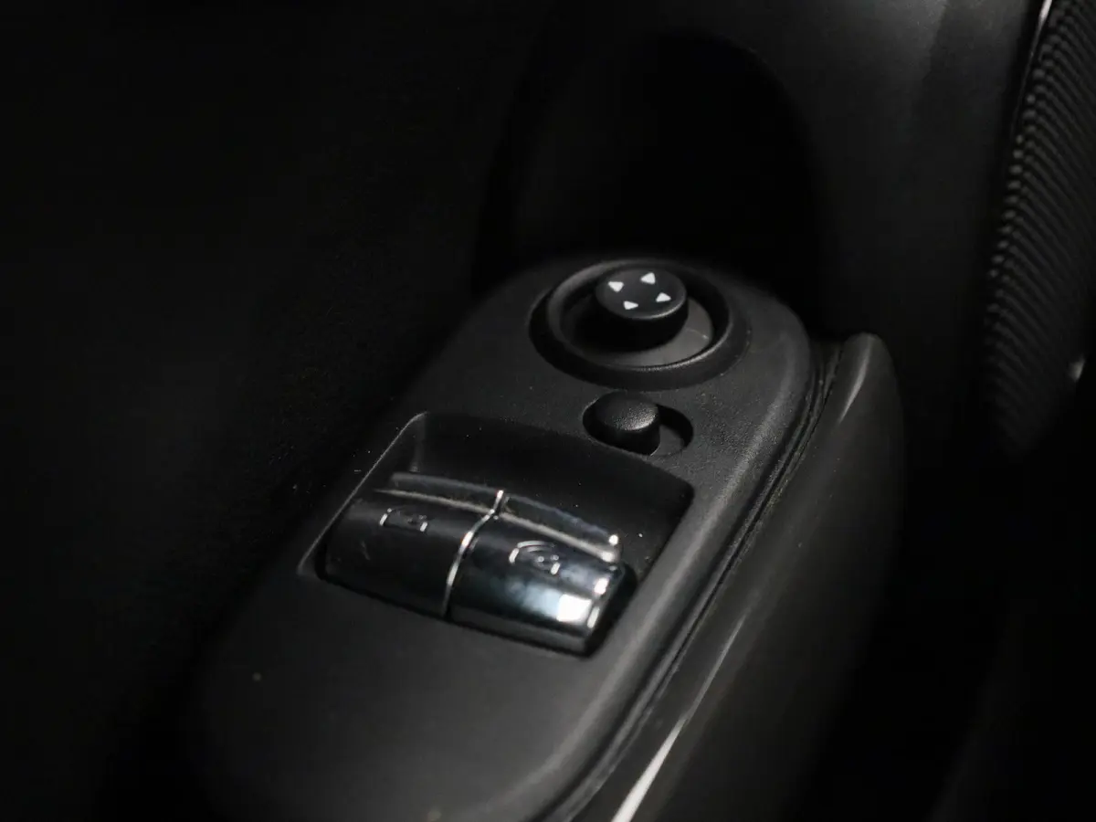 1.5 Cooper Essential | Navigatie | Black pakket | Parkeer sensoren | Airco | Virtual cockpit | Union Jack achterlichten | Bluetooth