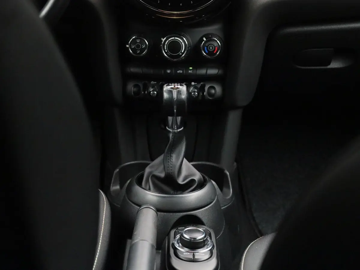 1.5 Cooper Essential | Navigatie | Black pakket | Parkeer sensoren | Airco | Virtual cockpit | Union Jack achterlichten | Bluetooth