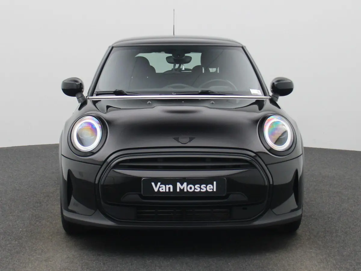 1.5 Cooper Essential | Navigatie | Black pakket | Parkeer sensoren | Airco | Virtual cockpit | Union Jack achterlichten | Bluetooth