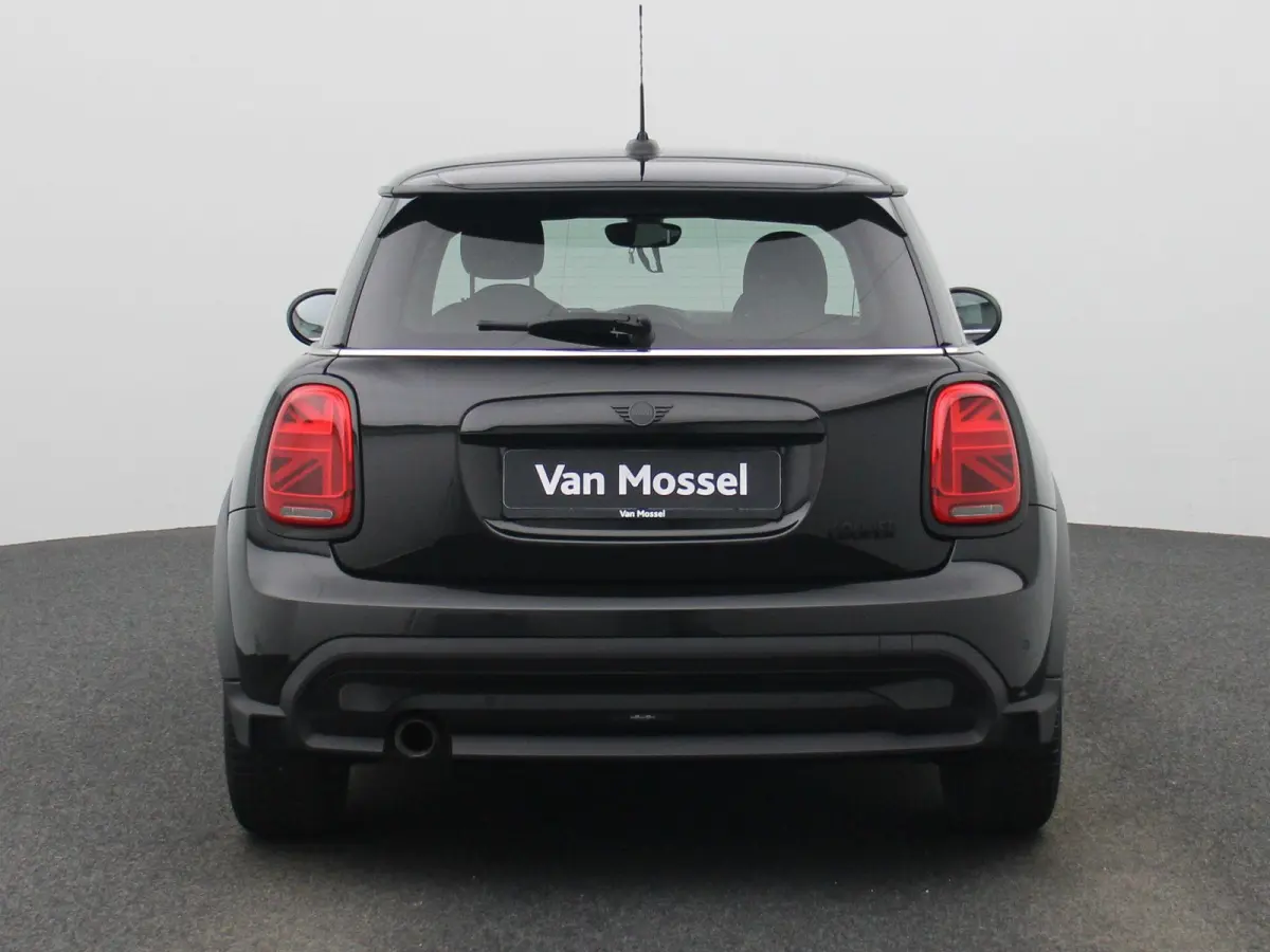 1.5 Cooper Essential | Navigatie | Black pakket | Parkeer sensoren | Airco | Virtual cockpit | Union Jack achterlichten | Bluetooth