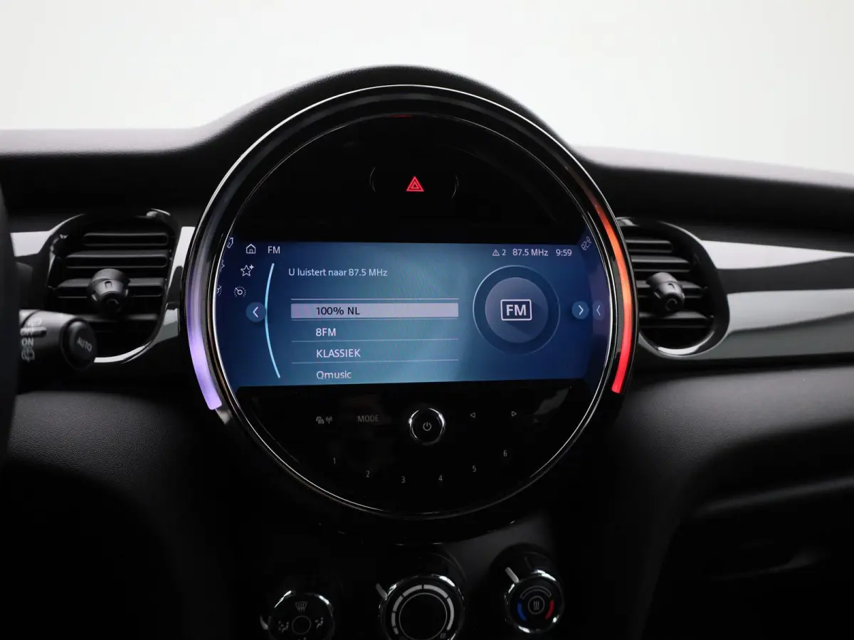 1.5 Cooper Essential | Navigatie | Black pakket | Parkeer sensoren | Airco | Virtual cockpit | Union Jack achterlichten | Bluetooth