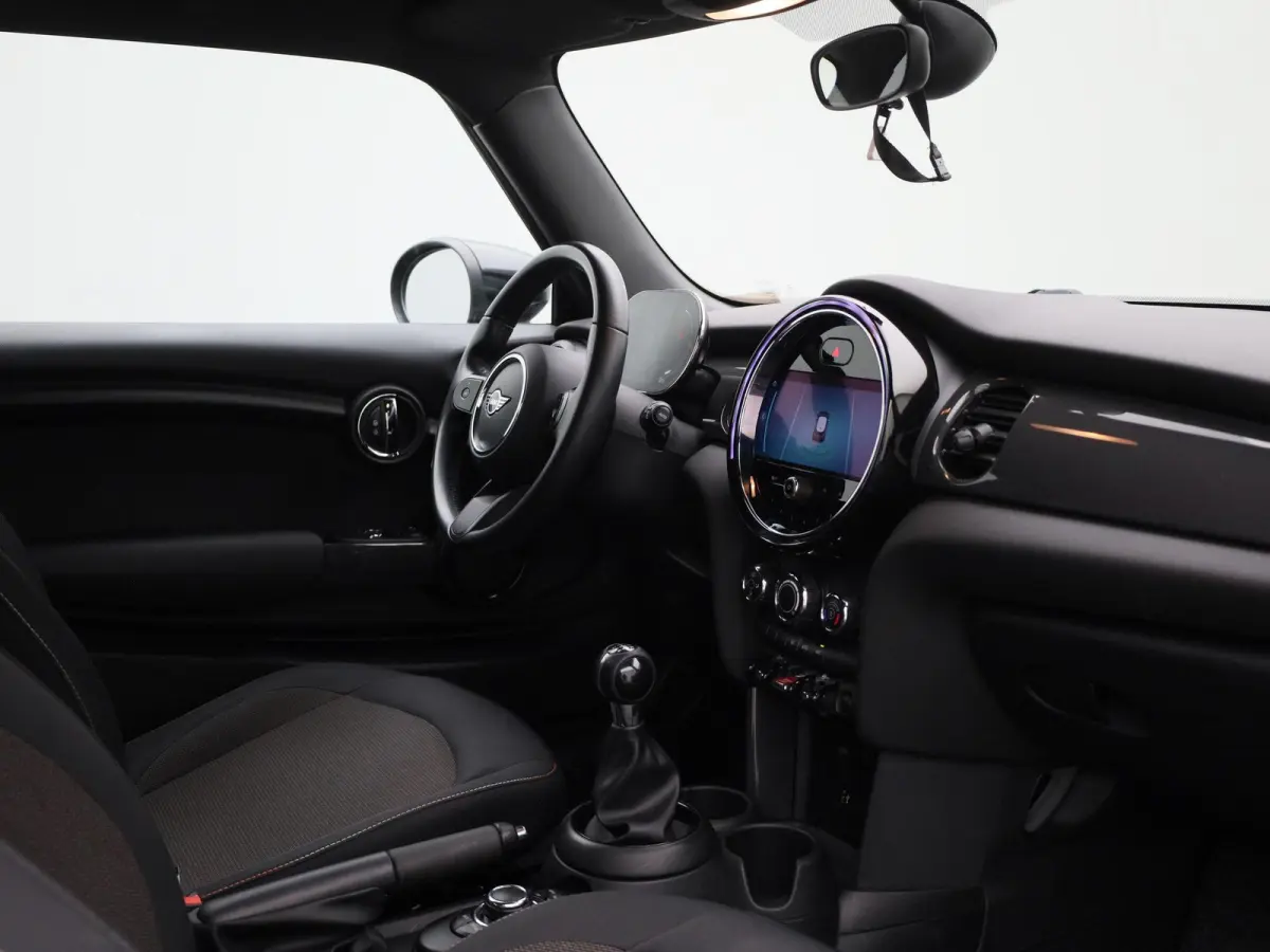 1.5 Cooper Essential | Navigatie | Black pakket | Parkeer sensoren | Airco | Virtual cockpit | Union Jack achterlichten | Bluetooth