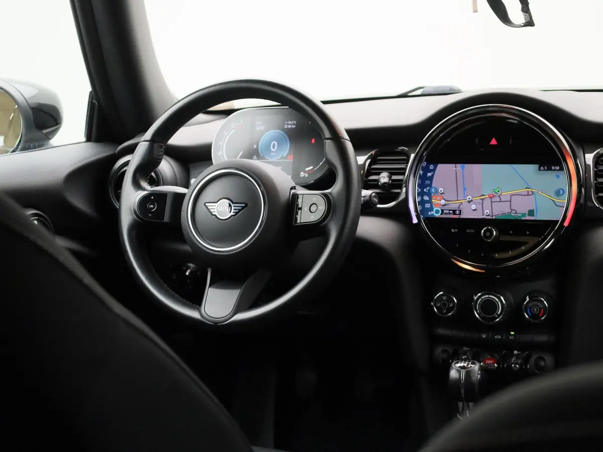 1.5 Cooper Essential | Navigatie | Black pakket | Parkeer sensoren | Airco | Virtual cockpit | Union Jack achterlichten | Bluetooth
