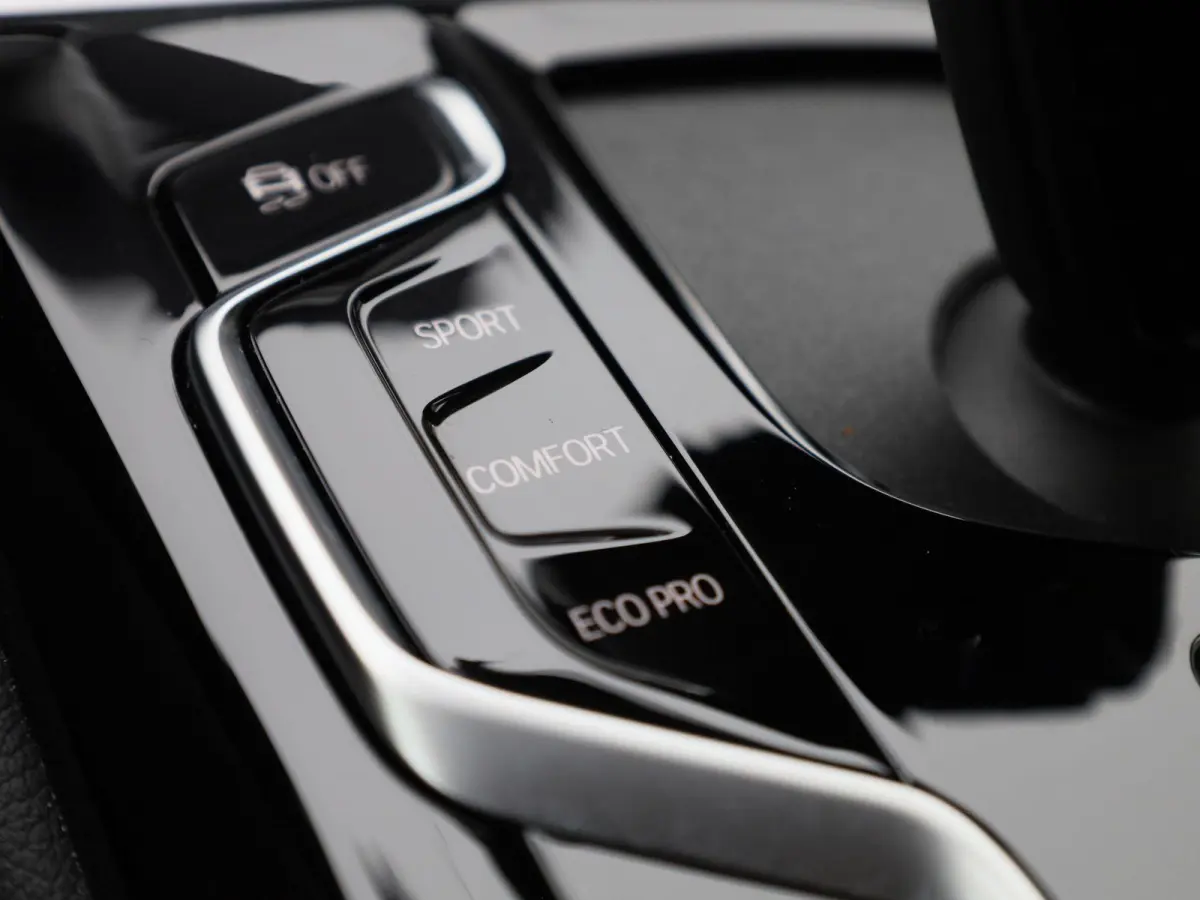 520i Business Edition Plus | Automaat | Apple CarPlay / Android Auto | LMV | Navigatie | Stoel verwarming | Virtual cockpit | Leder |  Parkeer sensoren | Elec. achterklep | Virtual cockpit |