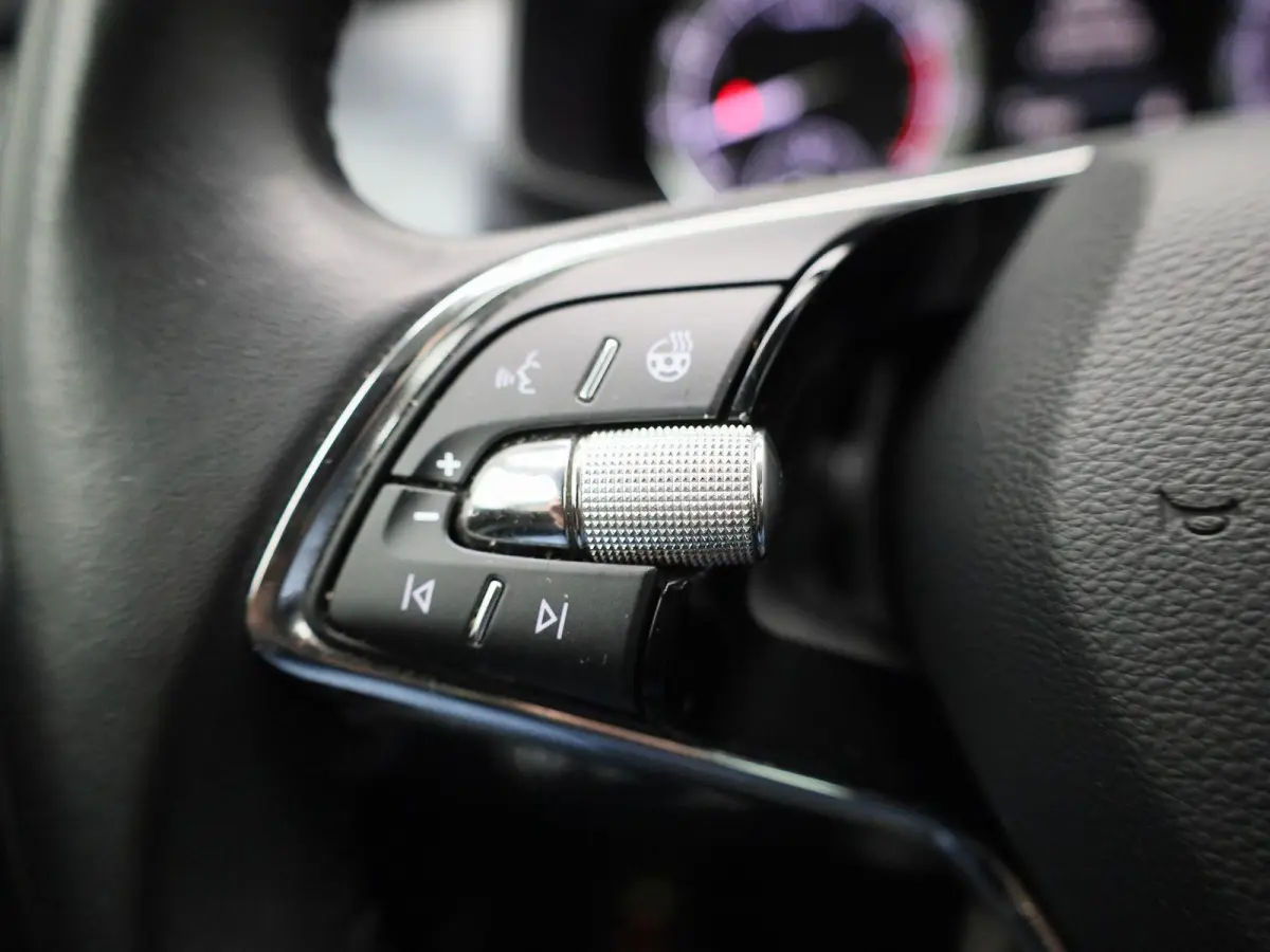 1.5 TSI Business Edition | Automaat | Navigatie | Stoel Verwarming | Stuur verwarming | DAB | Camera | Half Leder | Canton Audio | Cruise Control | Lichtmetalen Velgen |
