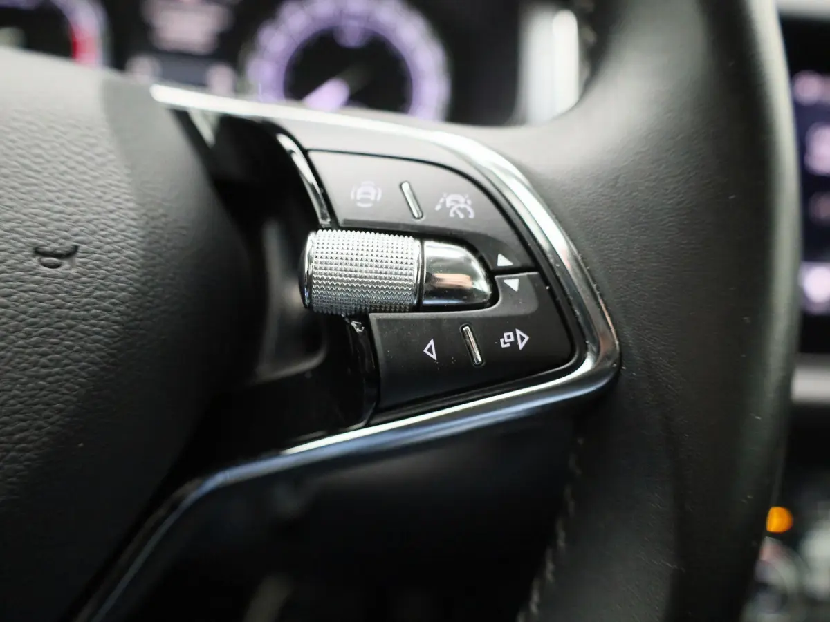 1.5 TSI Business Edition | Automaat | Navigatie | Stoel Verwarming | Stuur verwarming | DAB | Camera | Half Leder | Canton Audio | Cruise Control | Lichtmetalen Velgen |