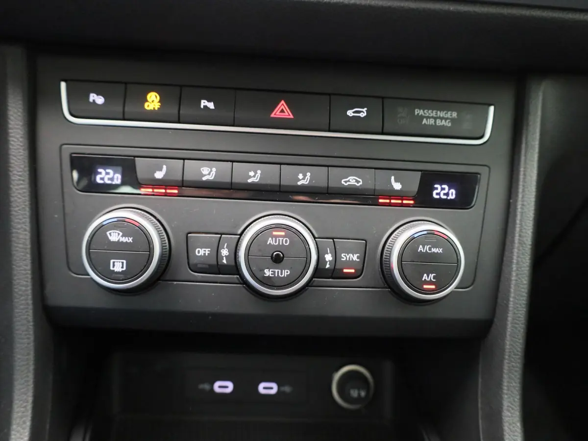 1.5 TSI Style Business Intense | Navigatie | Apple Carplay / Android Auto | Stoel/Stuur verwarming | Achteruitrijcamera | Cruise Control | Climate Control | Lichtmetalen Velgen | Trekhaak