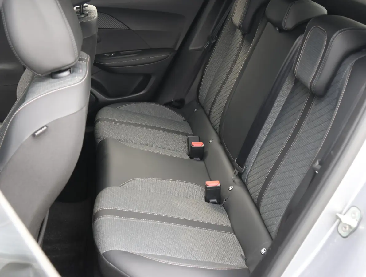 1.2 PureTech 100 Allure 1ste eigenaar | Climate Control | Parkeersensoren V+A | LED | 17" LMV | Navigatie via Apple Carplay & Android Auto