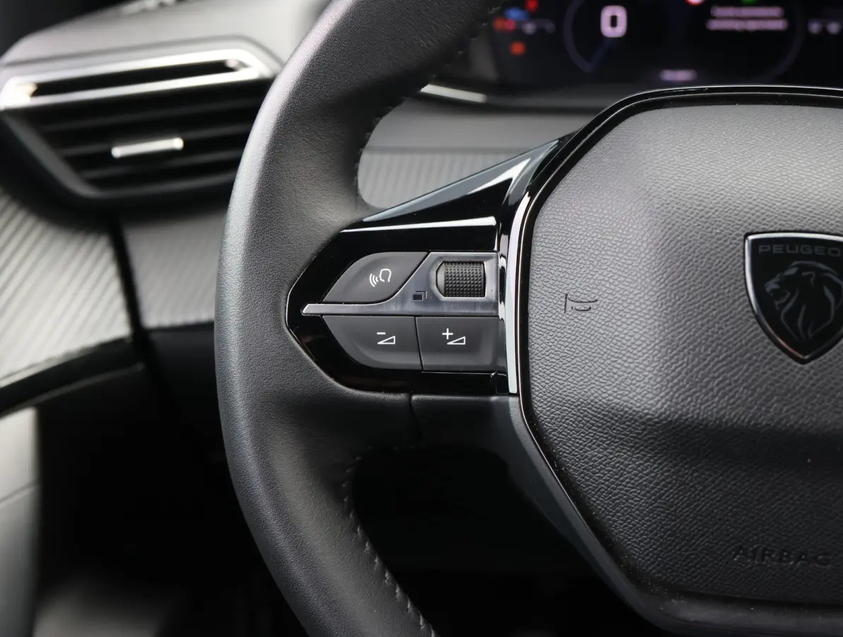 1.2 PureTech 100 Allure 1ste eigenaar | Climate Control | Parkeersensoren V+A | LED | 17" LMV | Navigatie via Apple Carplay & Android Auto