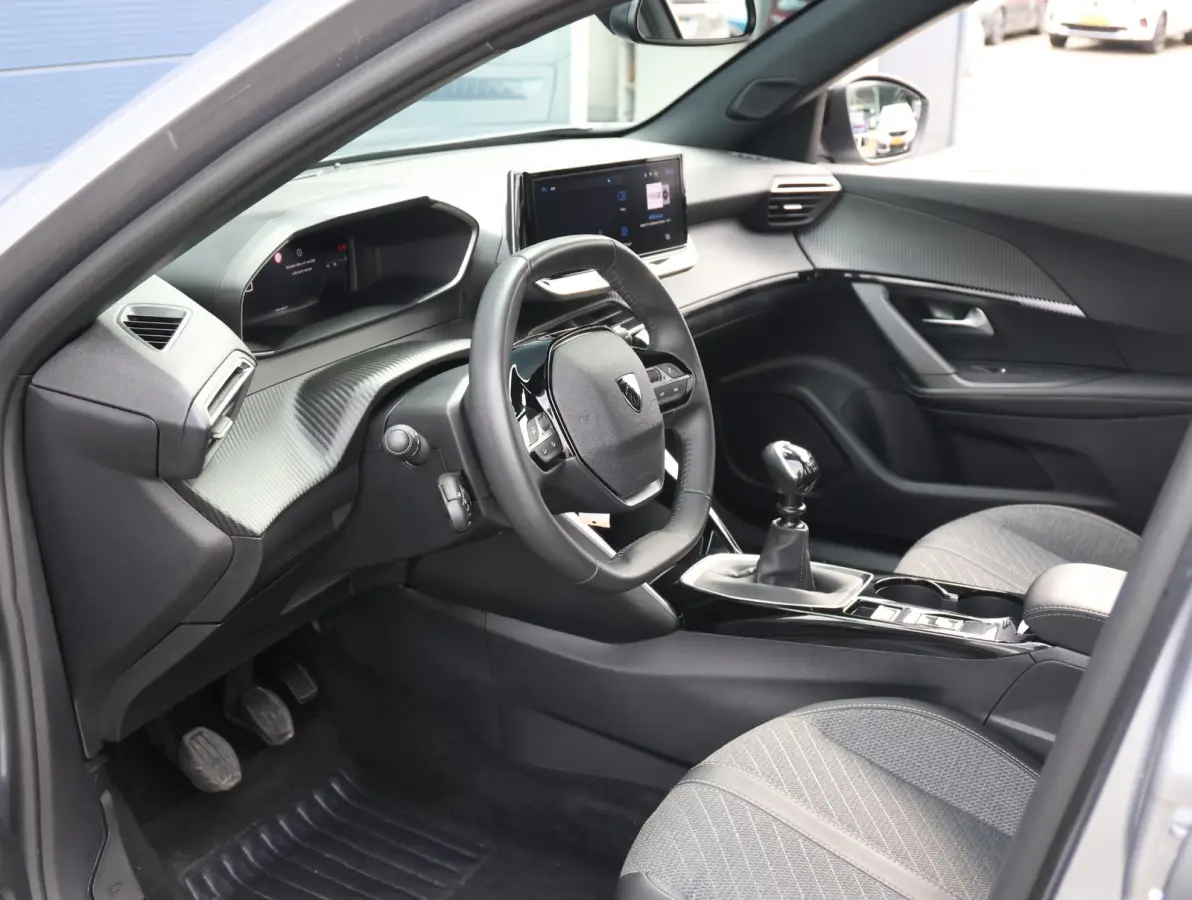 1.2 PureTech 100 Allure 1ste eigenaar | Climate Control | Parkeersensoren V+A | LED | 17" LMV | Navigatie via Apple Carplay & Android Auto