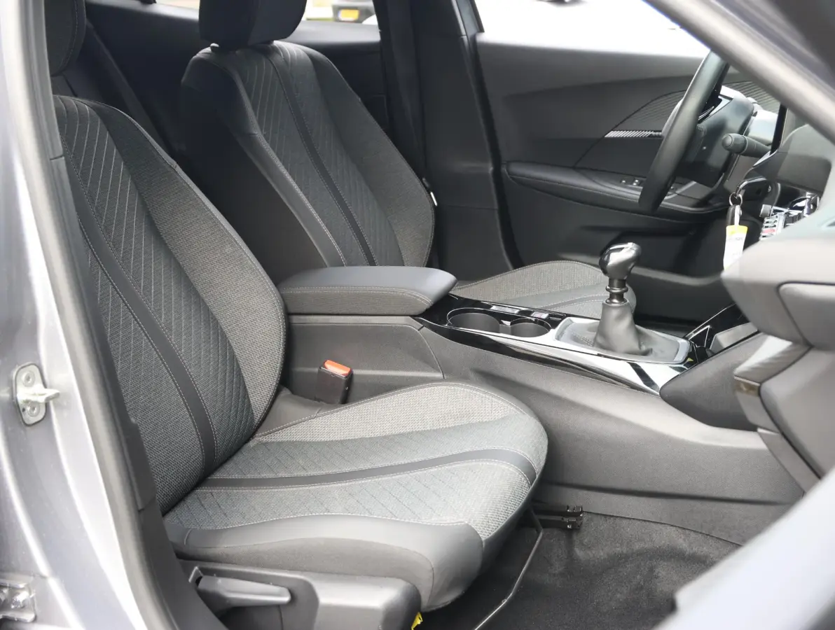 1.2 PureTech 100 Allure 1ste eigenaar | Climate Control | Parkeersensoren V+A | LED | 17" LMV | Navigatie via Apple Carplay & Android Auto