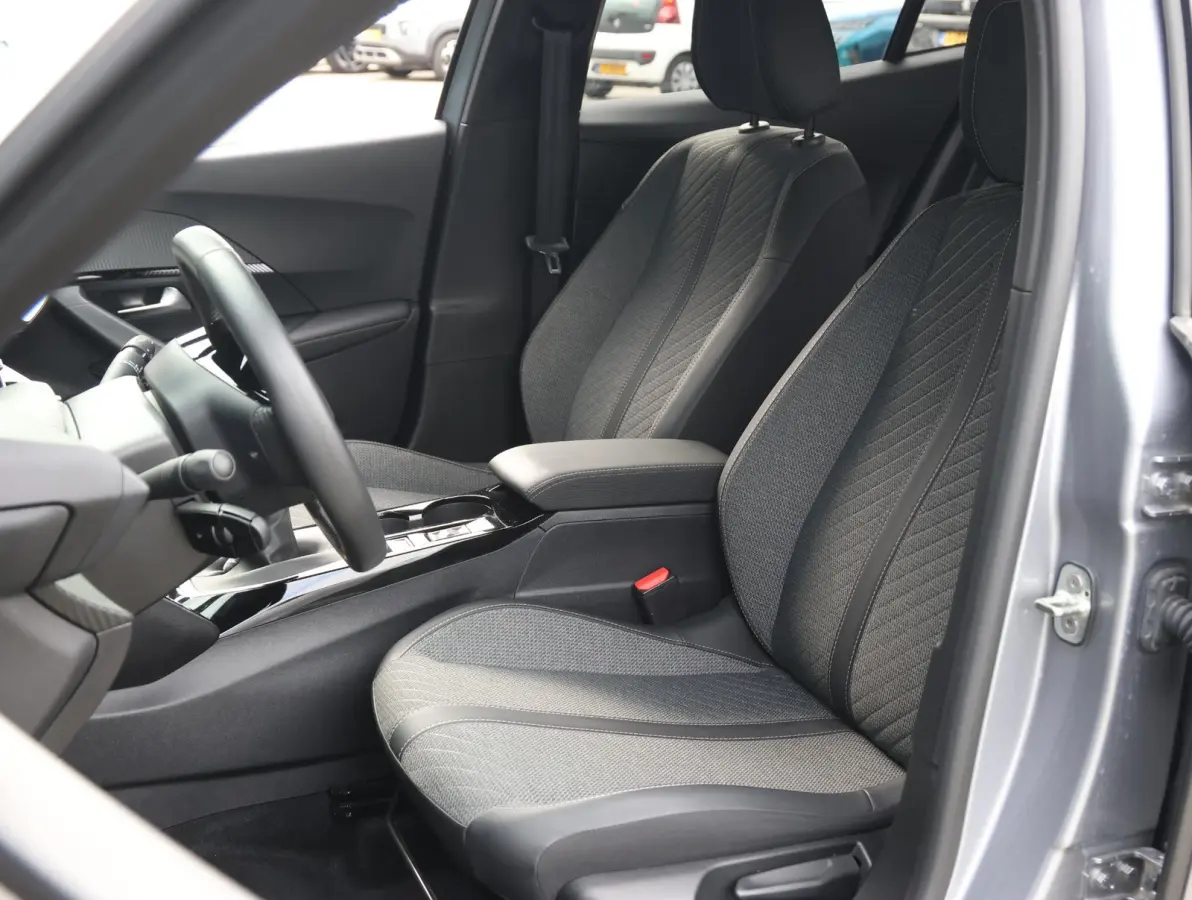 1.2 PureTech 100 Allure 1ste eigenaar | Climate Control | Parkeersensoren V+A | LED | 17" LMV | Navigatie via Apple Carplay & Android Auto